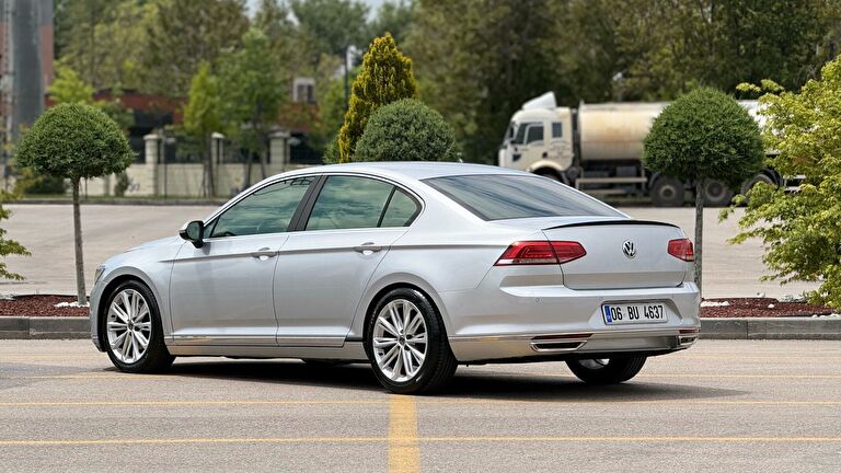VOLKSWAGEN PASSAT