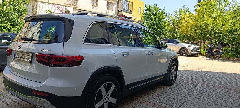 MERCEDES-BENZ GLB