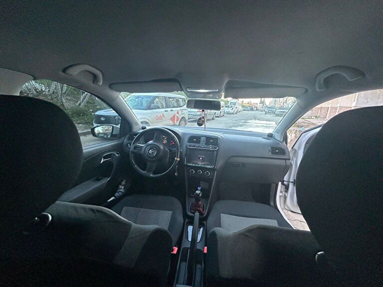 VOLKSWAGEN POLO