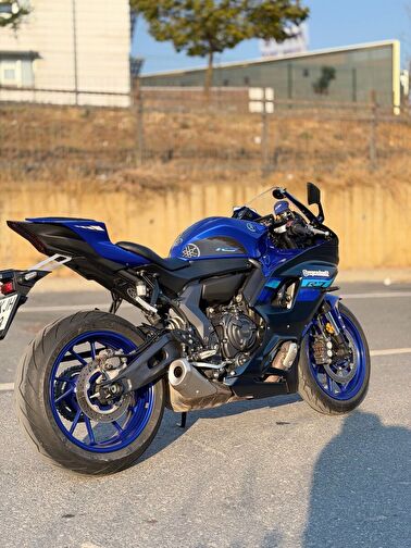 Yamaha R7