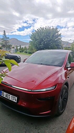 TESLA MODEL Y