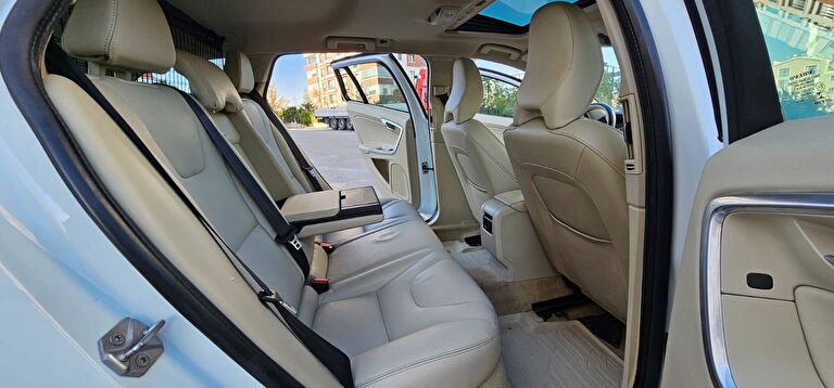 VOLVO V60 CROSS COUNTRY