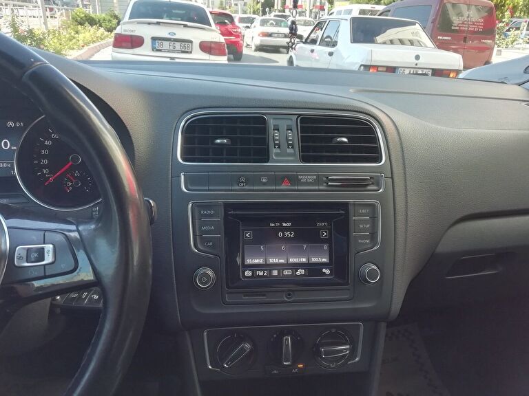 VOLKSWAGEN POLO