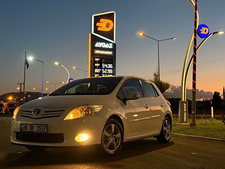 TOYOTA AURIS