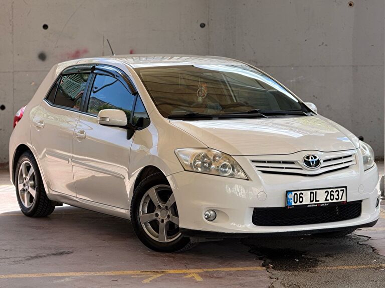 TOYOTA AURIS