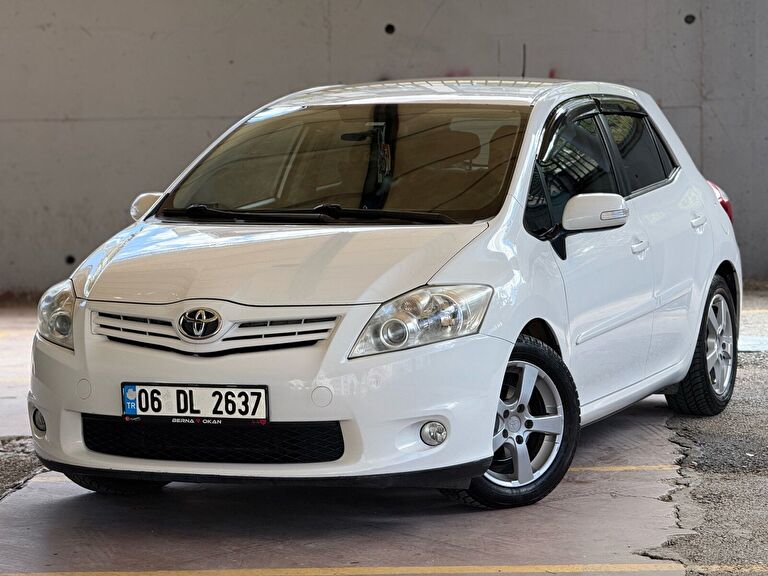 TOYOTA AURIS