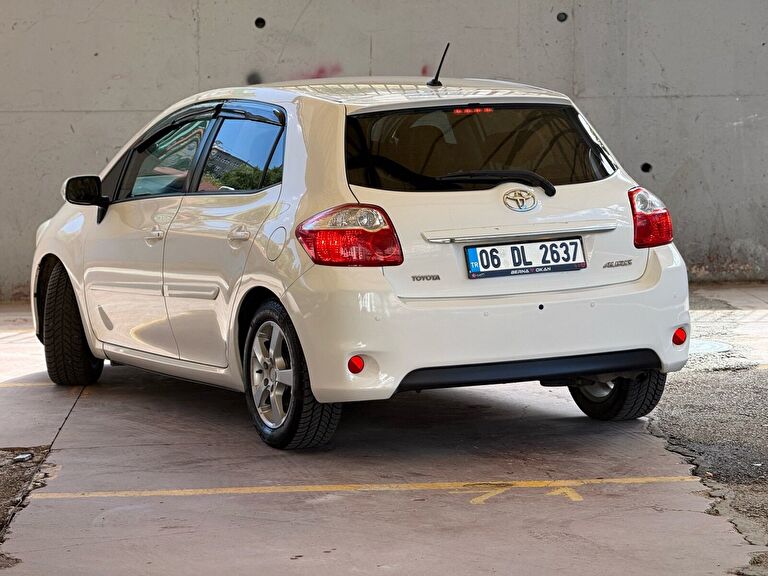 TOYOTA AURIS