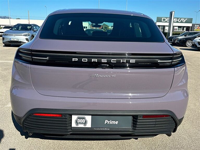 PORSCHE MACAN