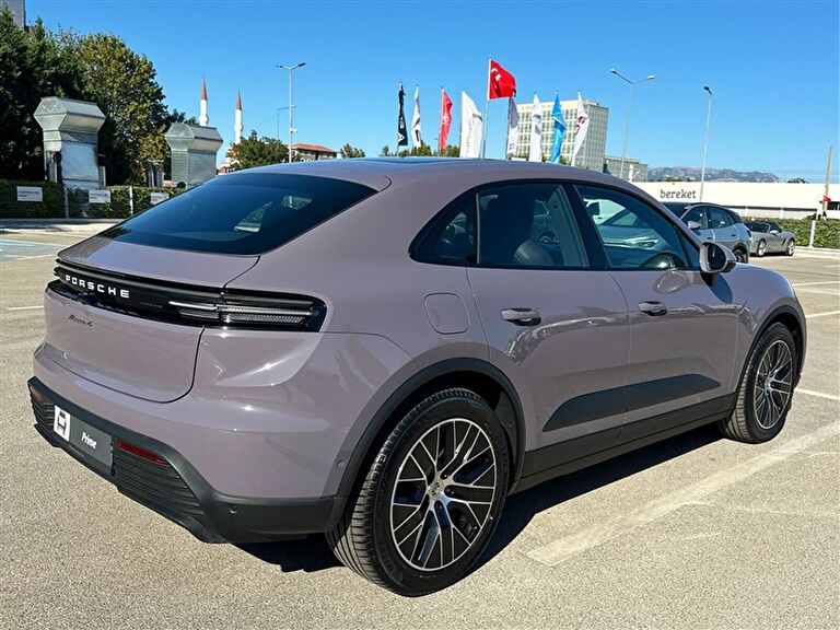 PORSCHE MACAN