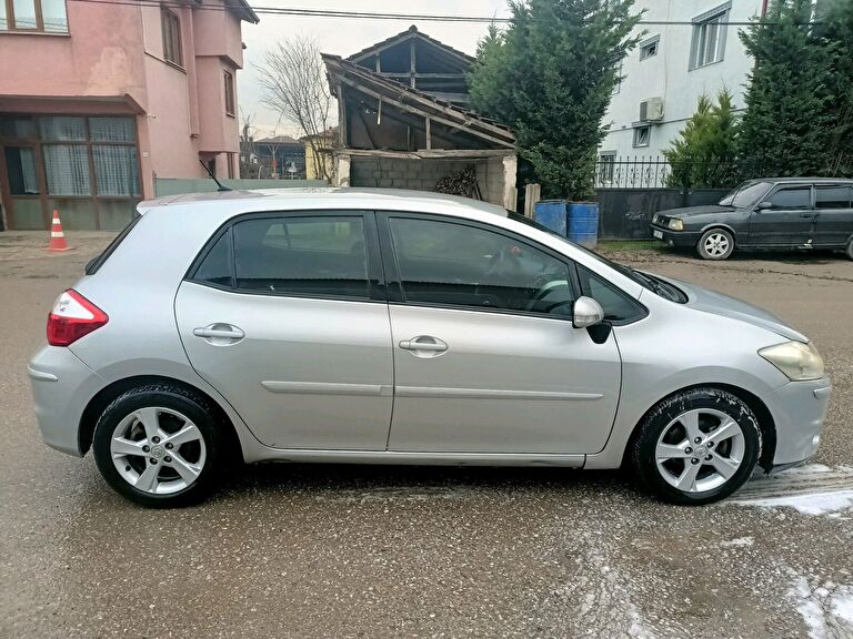 TOYOTA AURIS