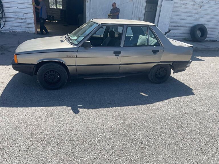RENAULT R9