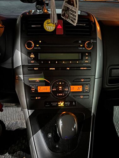 TOYOTA AURIS