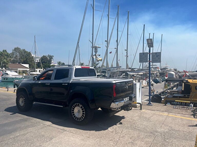 MERCEDES-BENZ X-CLASS