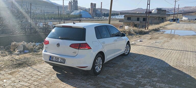 VOLKSWAGEN GOLF