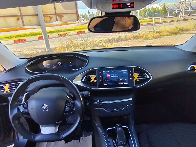 PEUGEOT 308