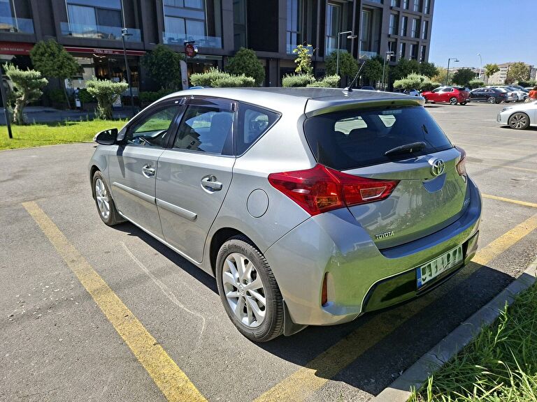 TOYOTA AURIS