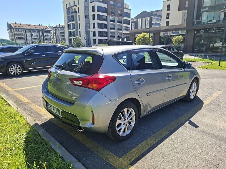 TOYOTA AURIS
