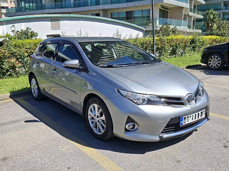 TOYOTA AURIS