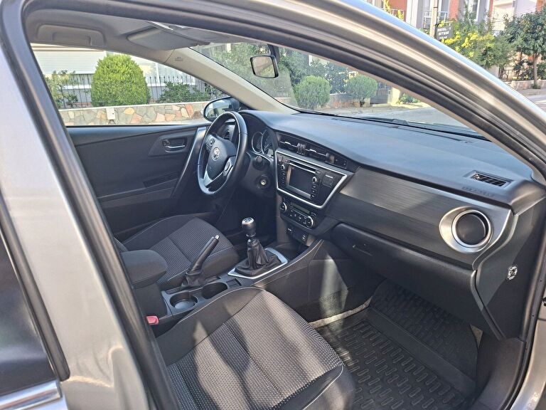 TOYOTA AURIS