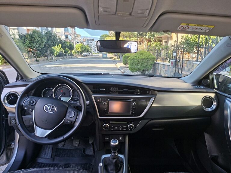 TOYOTA AURIS