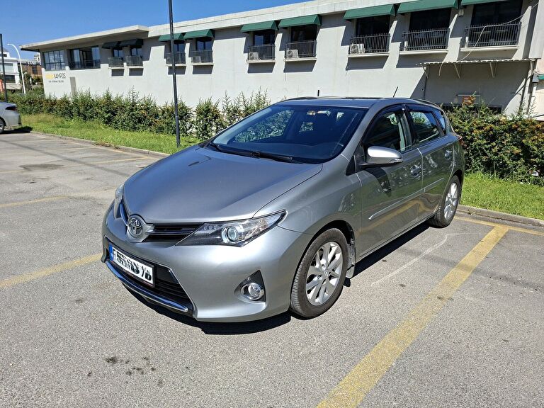 TOYOTA AURIS
