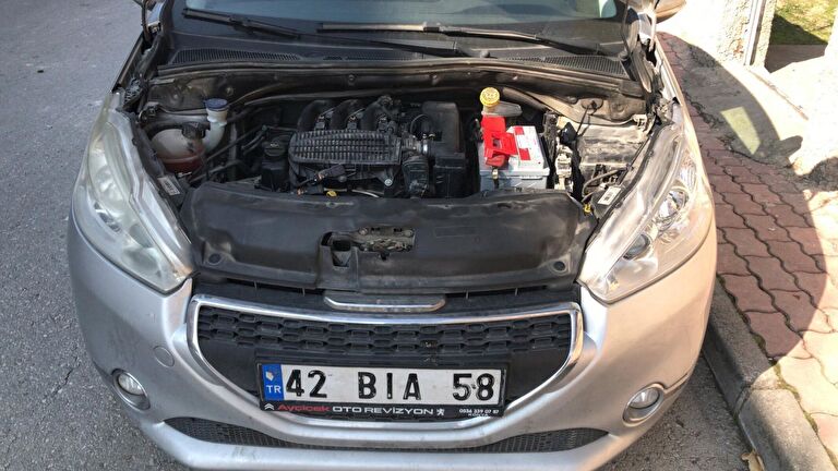 PEUGEOT 208