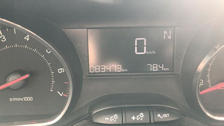 PEUGEOT 208