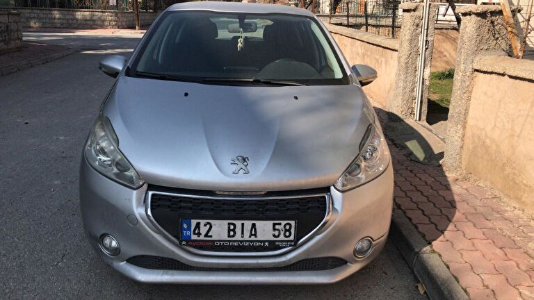 PEUGEOT 208