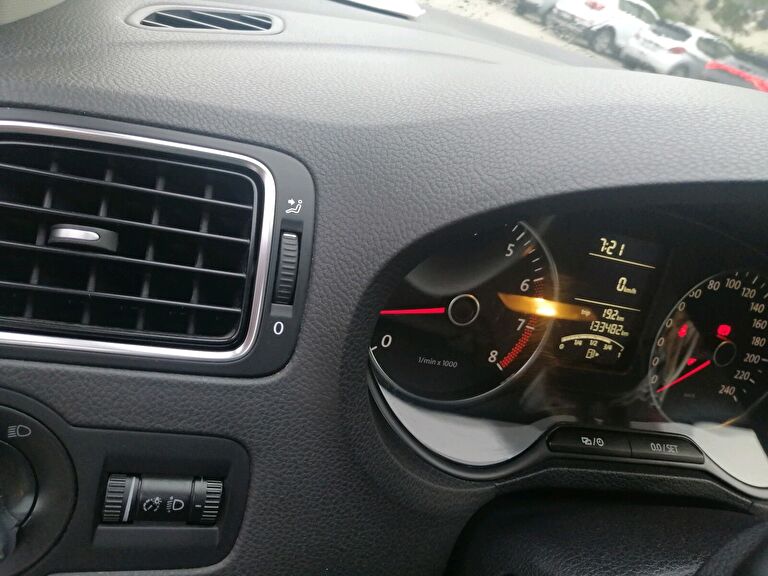 VOLKSWAGEN POLO