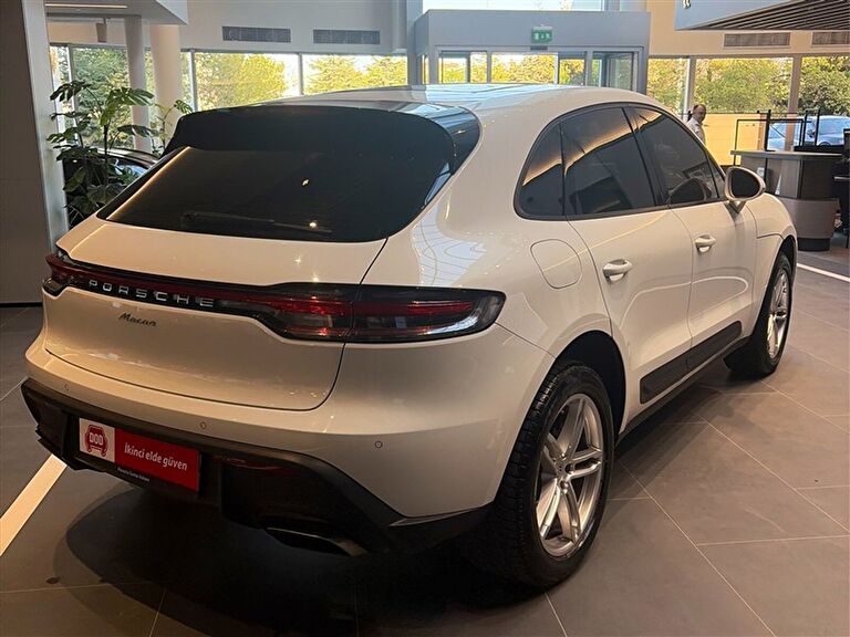 PORSCHE MACAN