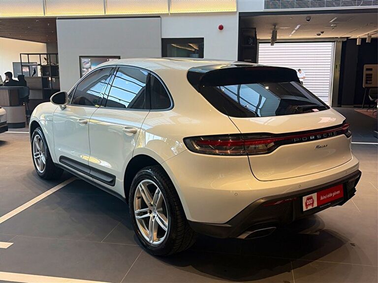 PORSCHE MACAN