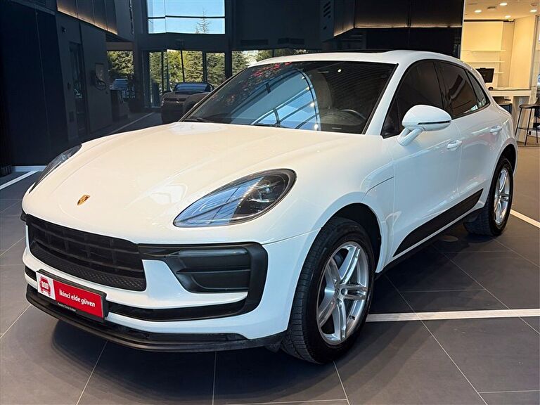 PORSCHE MACAN