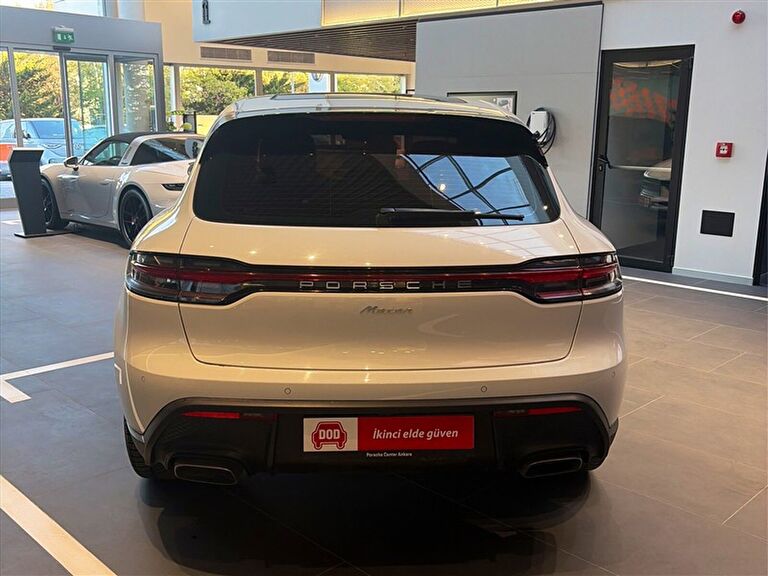 PORSCHE MACAN