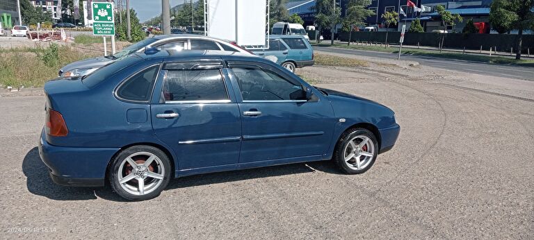 VOLKSWAGEN POLO