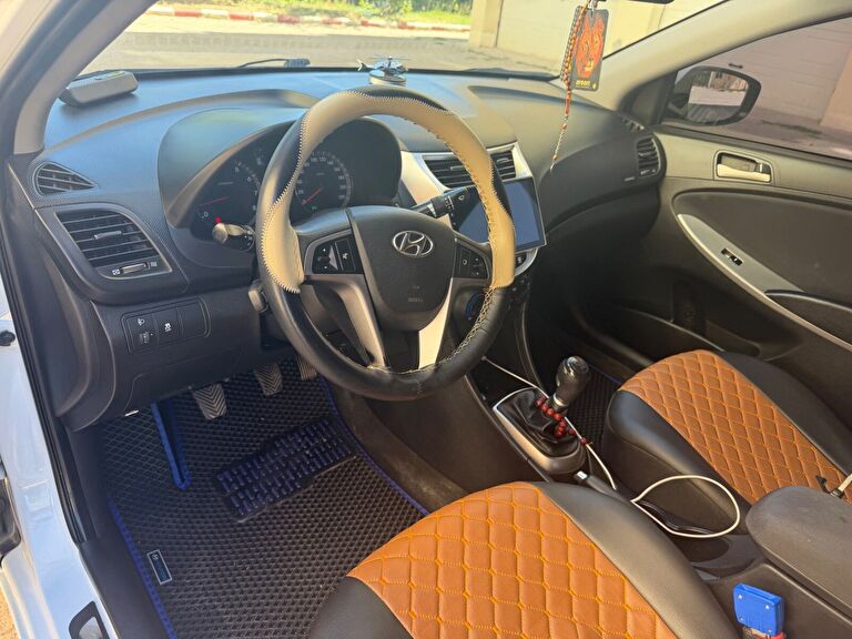 HYUNDAI ACCENT BLUE