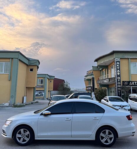 VOLKSWAGEN JETTA