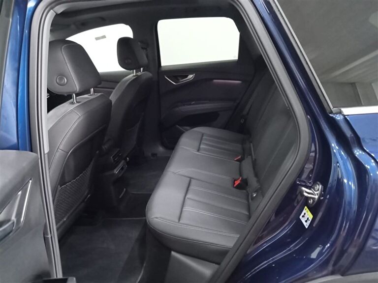 AUDI Q4