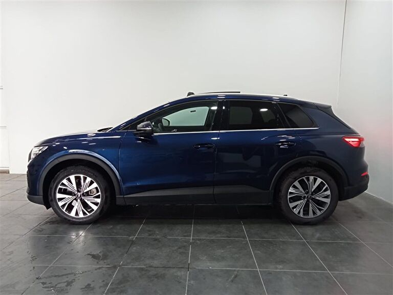AUDI Q4