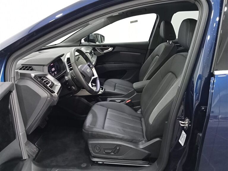 AUDI Q4