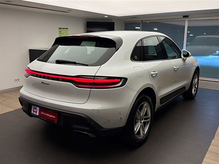 PORSCHE MACAN