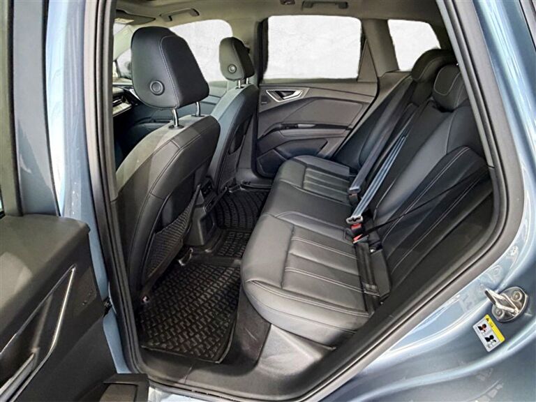 AUDI Q4