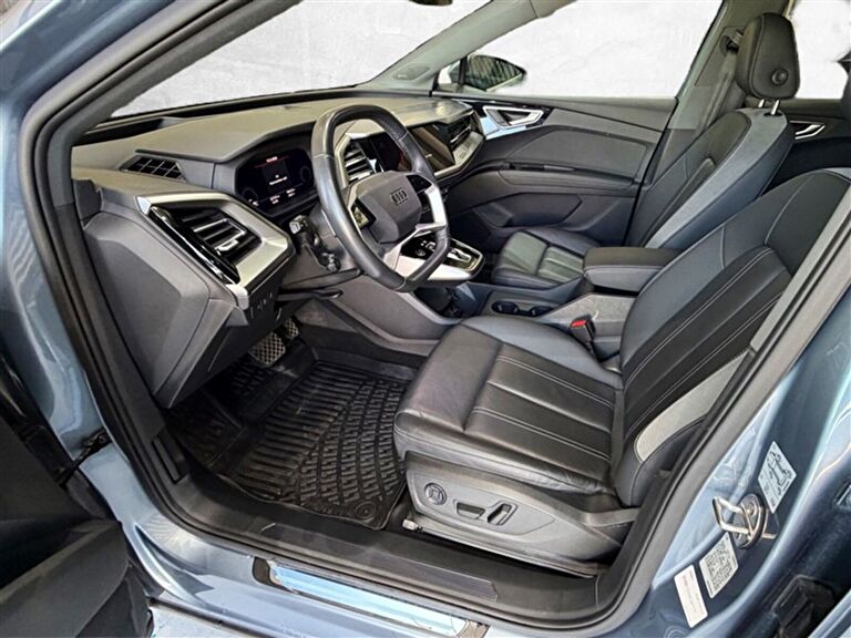 AUDI Q4