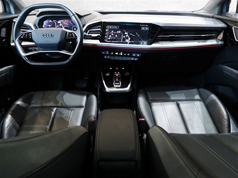 AUDI Q4