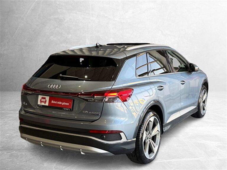 AUDI Q4