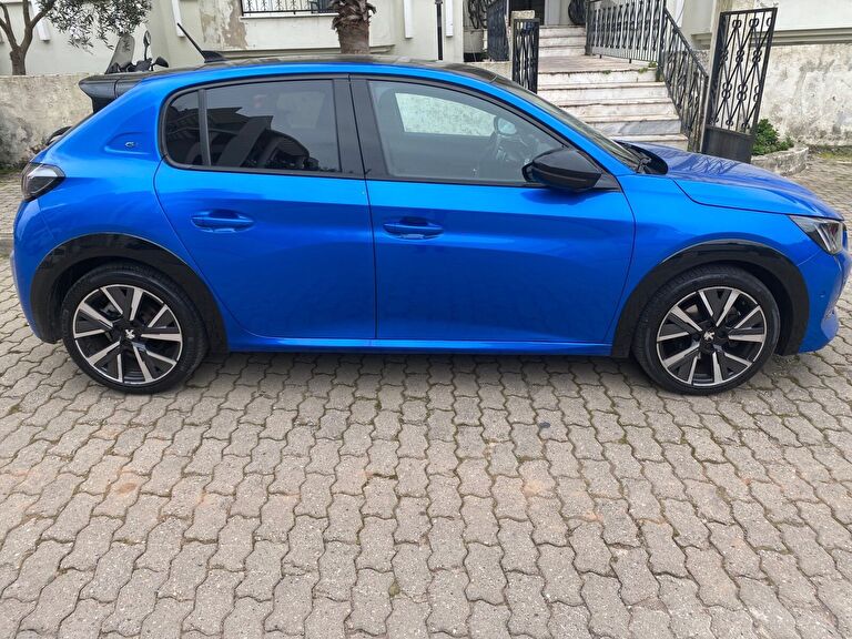 PEUGEOT 208