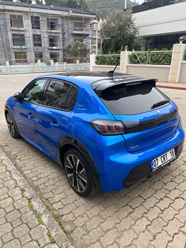 PEUGEOT 208