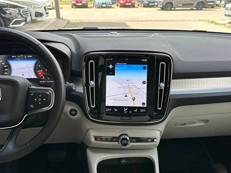 VOLVO XC40