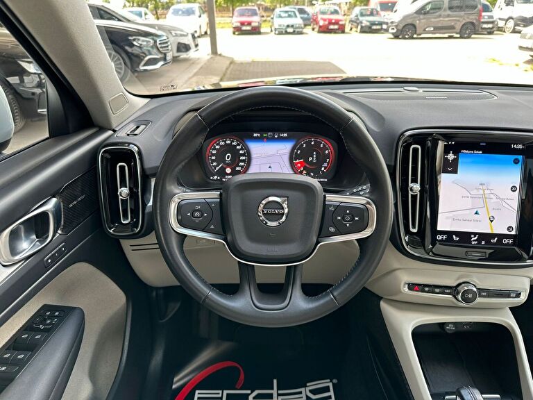 VOLVO XC40