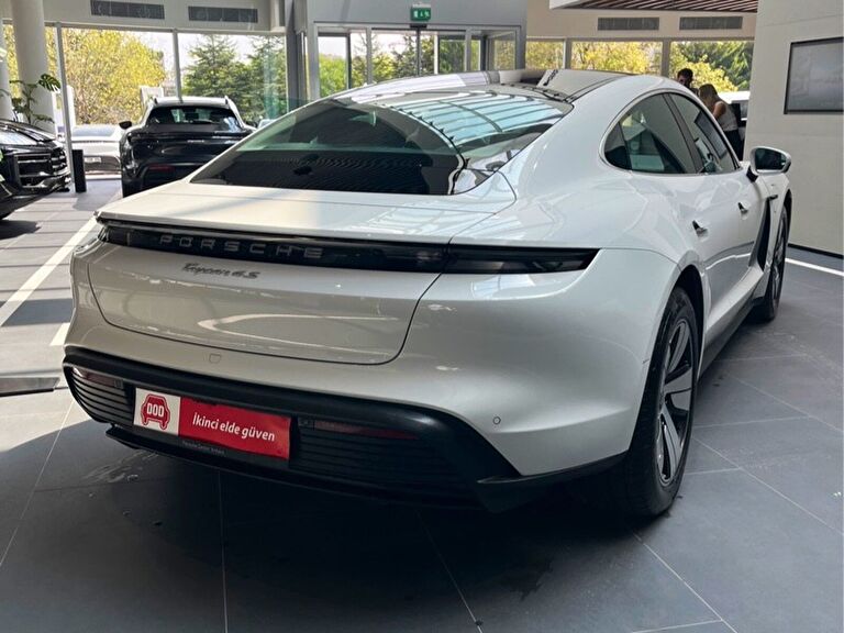 PORSCHE TAYCAN