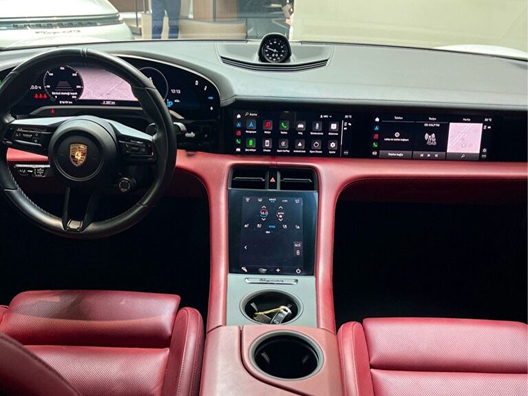PORSCHE TAYCAN